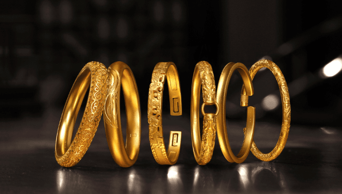 Customers queue outside Laopu