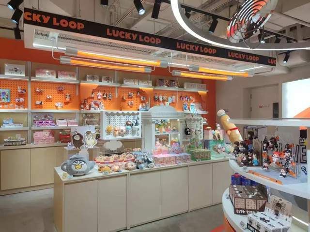 Designer Toys at LUCKY LOOP